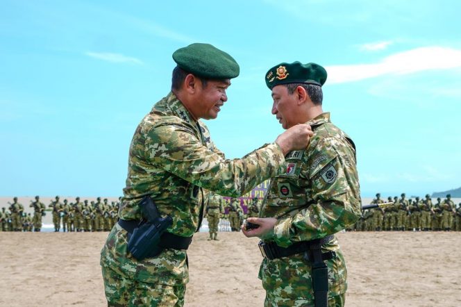 
 Dikukuhkan Warga Kehormatan Kostrad, Kapolri: TNI-Polri Terus Bersinergi Jaga Wibawa Negara dan Rakyat Indonesia