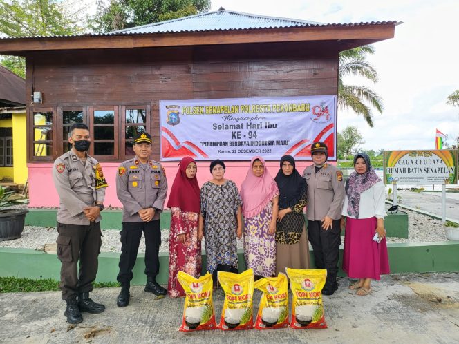 
 Peringati Hari Ibu, Polsek Senapelan Beri Bansos Ke Warga Kurang Mampu