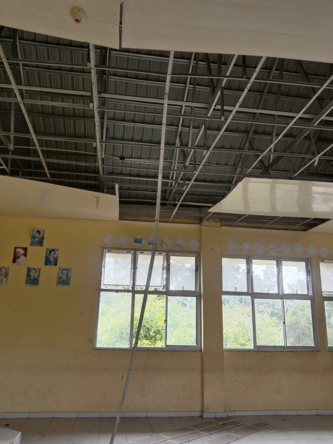 
 Terkait Ambruknya Loteng Sekolah, Bupati Kuansing Suhardiman Intruksikan Kadisdikpora Dony Bertindak Cepat