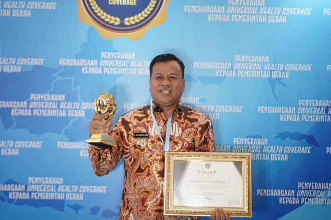 
 Wapres RI Maruf Amin Berikan Langsung Penghargaan UHC, Bupati Suhardiman : JKN  Jadi Tonggak Revolusioner Penataan Kesehatan Masyarakat