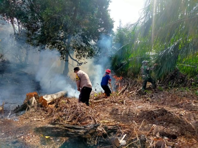 
 2 Hari Berjibaku Padamkan Karhutla, Kapolres Bengkalis dan Tim Bertekad Pantang Pulang Sebelum Padam