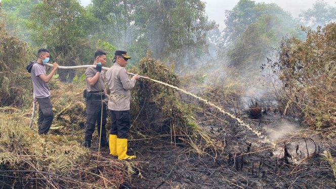 
 Berpuasa Tak Hentikan Semangat Kapolres Inhil AKBP Norhayat Turun Langsung Padamkan Karhutla