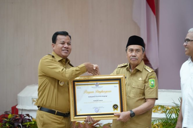 
 Diserahkan Gubernur Riau, Kuansing Terima Penghargaan Sebagai Kabupaten Kinerja Pengelolaan Dana Desa Terbaik