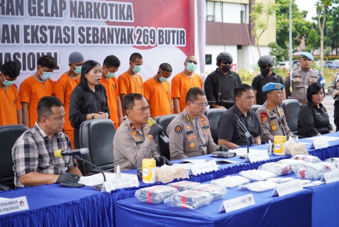 
 Polda Riau Musnahkan 13 Kg Sabu serta 269 Pil Ektasi Milik 15 Orang Kurir Jaringan Internasional