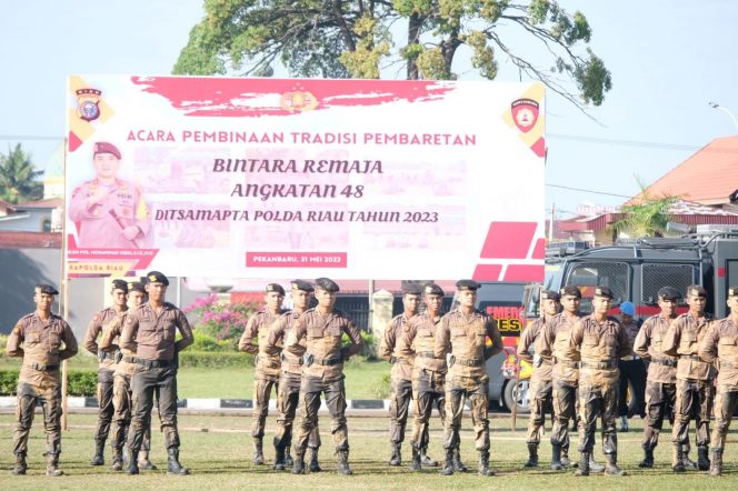 
 Pembaretan Bintara Angkatan 48, Kapolda Riau: Jangan Lupakan Jasa Orang Tua dan Jadilah Polisi yang Dicintai Masyarakat