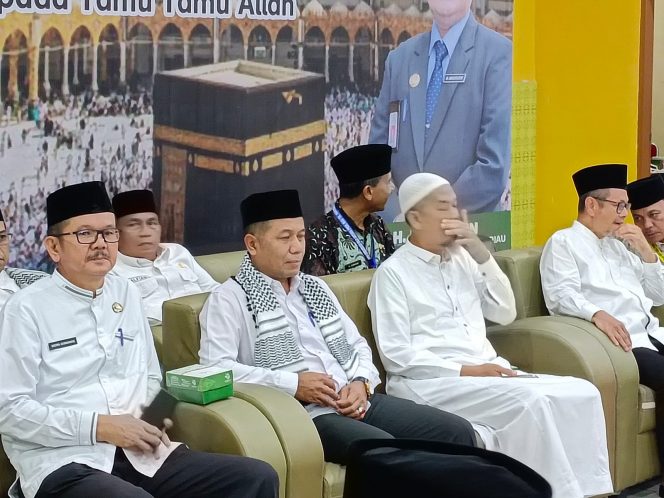 
 Lepas Kloter 13 Jemaah Haji Riau, Sekda Minta Jemaah Kuansing Jaga Kesehatan
