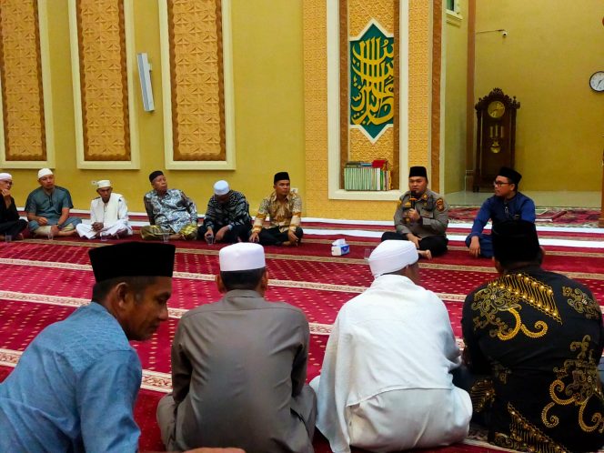 
 Kapolsek AKP Buyung Bak Mutiara Polri, Cerdas Dan Humanis, Pada Program Sholat Maghrib Keliling