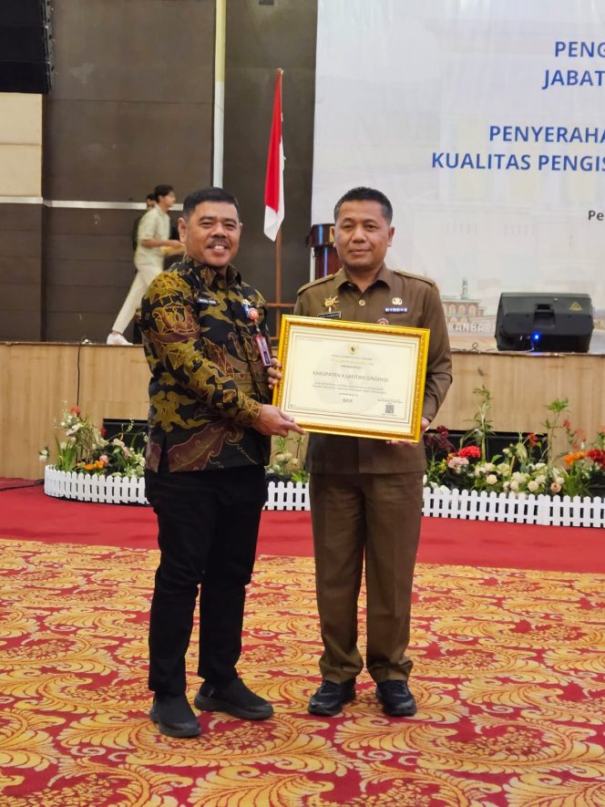 
 Cakap Dalam Pengisian Jabatan Pimpinan Tinggi, Kuansing Di Ganjar Penghargaan Oleh KASN Jakarta