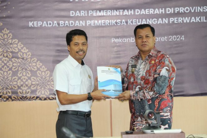 
 Bupati Kuansing Suhardiman Serahkan LKPD Unaudited Tahun 2023 Kepada BPK RI Riau