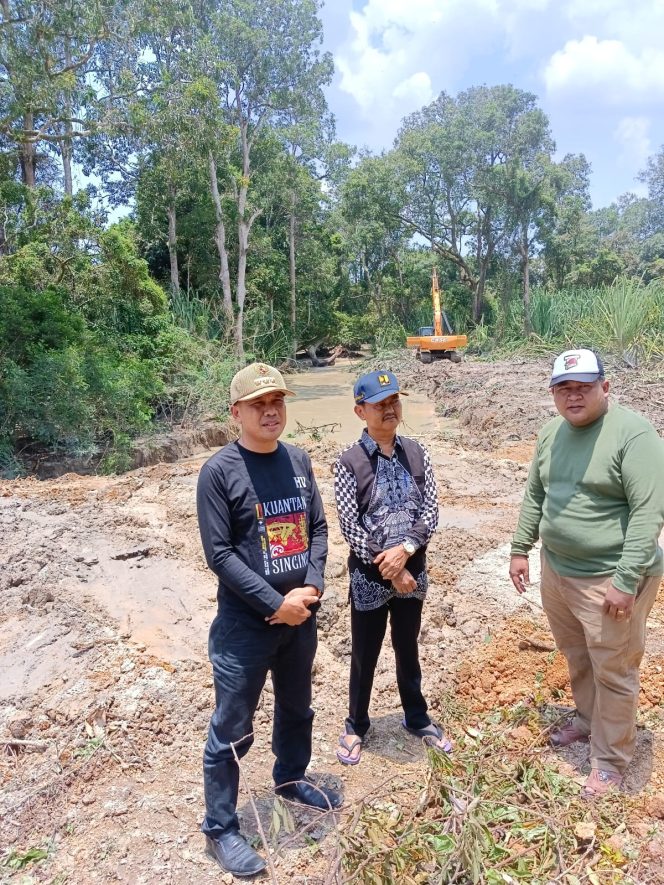 
 Camat Sentra Tinjau Proses Normalisasi Sungai Sinambek Sentajo
