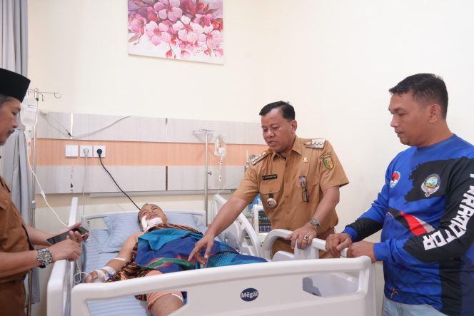 
 Pasca Insiden Paramotor Jatuh, Bupati Jenguk Kapolsek Kuantan Mudik