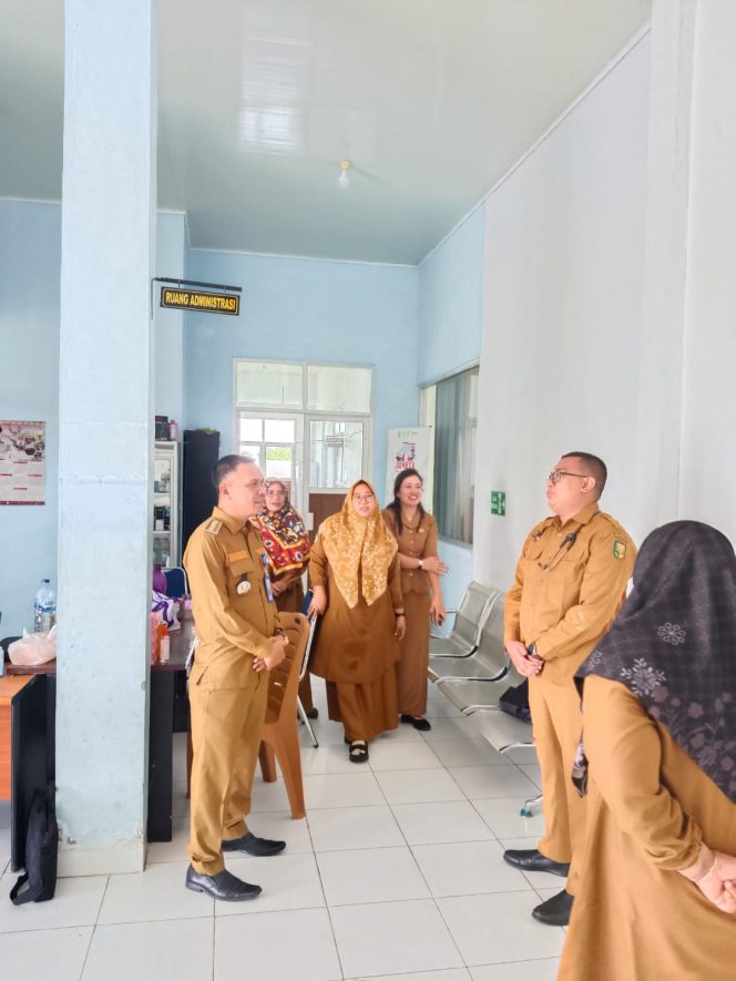 
 Hari Pertama Ngantor, Camat Sentra Pantau Kehadiran Pegawai dan Tinjau Puskesmas