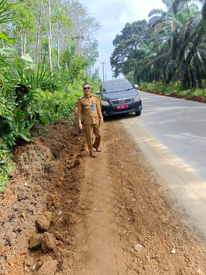 
 Ruas Jalannya Di Rawat Pemkab, Warga Desa Geringging Puji Kepedulian Bupati Suhardiman