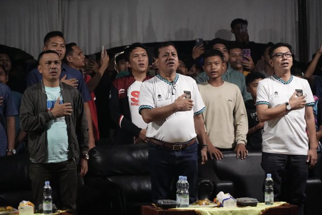 
 Nobar, Bupati Suhardiman Berbaur Dengan Ribuan Pengemar Timnas di Kuansing