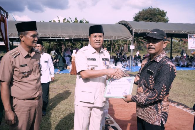 
 Audensi Dengan Masyarakat Sungai Buluh, Bupati Intruksikan Perbaiki Akses Jalan Warga