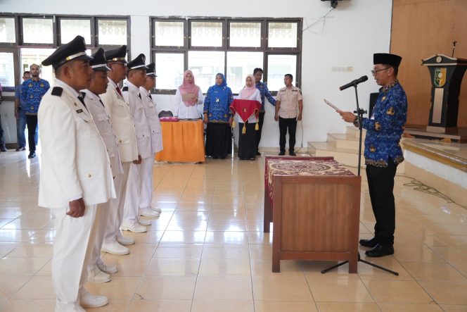 
 Lantik 5 Orang Pj Kades, Pj Sekda Kuansing dr Fahdiansyah : Ciptakan Komunikasi Baik dan Berpikiran Terbuka