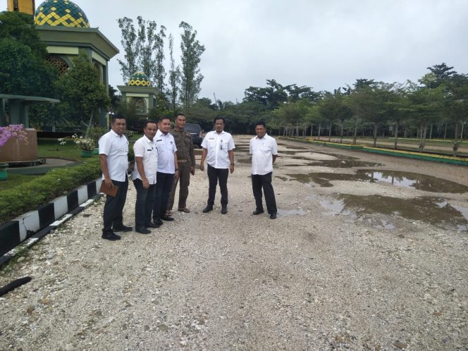 
 Terima Laporan Warga Terkait Jalan Lingkungan Mesjid Agung Ar-Raudhah, PUPR Langsung Turlap