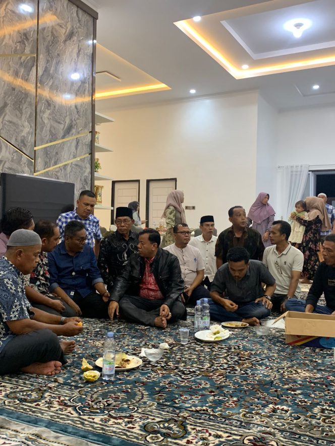 
 Sambangi Kediaman Tokoh Benai, Bupati Suhardiman Jadi Rebutan Swafoto Warga