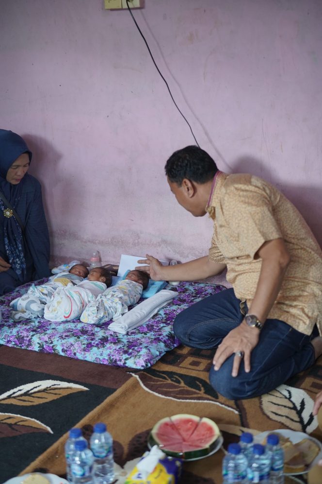 
 Kunjungi dan Beri Nama Anak Kembar 4, Bupati Suhardiman Disambut Haru Keluarga Ikang