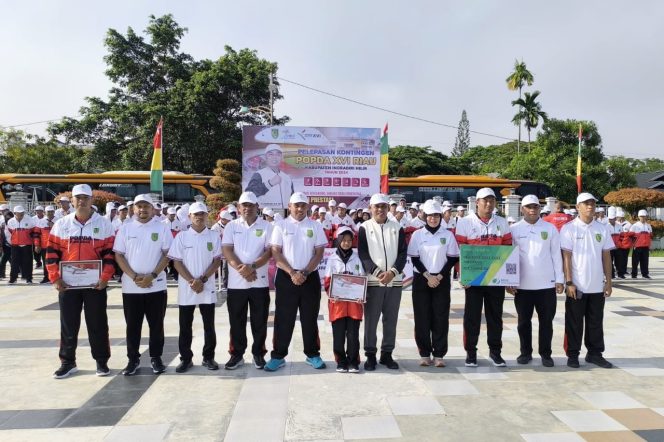 
 Pj Bupati Inhil Herman Lepas 93 Atlit Kontingen Popda Ke XVI Di Provinsi Riau Tahun 2024