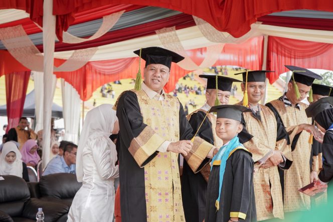 
 Wisuda 5 Ribu Santri, Bupati Suhardiman : Pemkab Kuansing Serius Entaskan Buta Aksara Al Qur’an