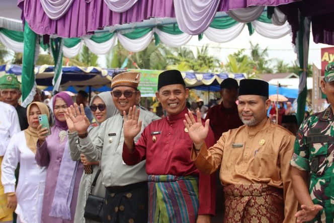 
 Pj Bupati Herman Lepas Peserta Pawai Takruf Sekaligus Membuka Stand Bazar MTQ Tingkat Kecamatan Kuindra 2024