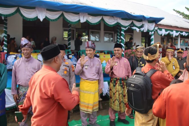 
 Pj Bupati Inhil Herman Lepas Pawai Takruf Dan Membuka Stand Bazar MTQ Ke-2 Tingkat Kecamatan Concong
