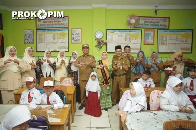 
 Pj. Bupati Inhil bersama Bunda PAUD Inhil Meninjau MPLS Di Beberapa Sekolah