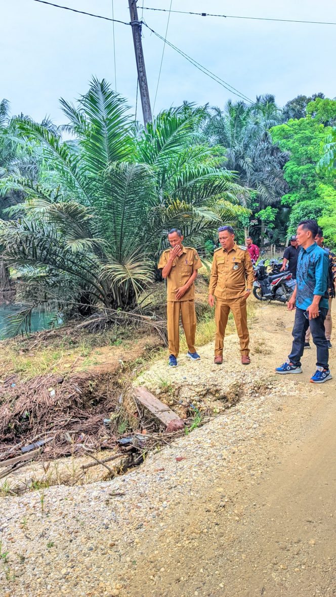 
 Camat Sentra Sambangi Puskesmas dan Pastikan Akses Darurat Jembatan Ambruk