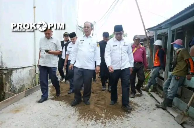 
 5 Tahun Tak Tersentuh, Jalan Berkat Parit 10 Diperbaiki dan Langsung Ditinjau PJ Bupati Inhil Herman