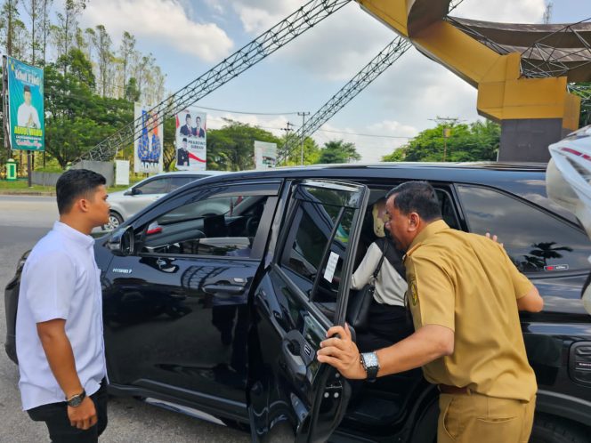 
 Demi Tolong Warga Kecelakaan,Bupati Suhardiman Rela Naiki Mobil Ajudan