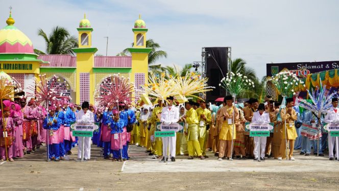 
 Pj Bupati H Erisman Yahya Lepas Peserta Pawai Ta’aruf MTQ ke-54 di Kecamatan Enok