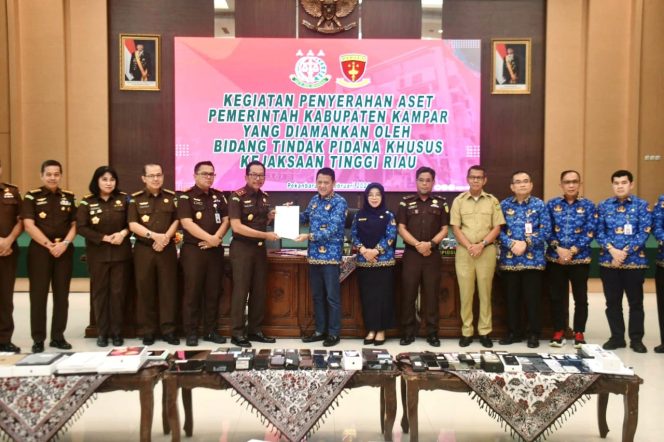 
 Pj Bupati Kampar Terima Pengembalian Aset Pemda Kampar Dari Kejati Riau