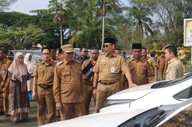 
 Bupati H Herman Lakukan Pemeriksaan Langsung Mobil Dinas ASN Se Kabupaten Inhil