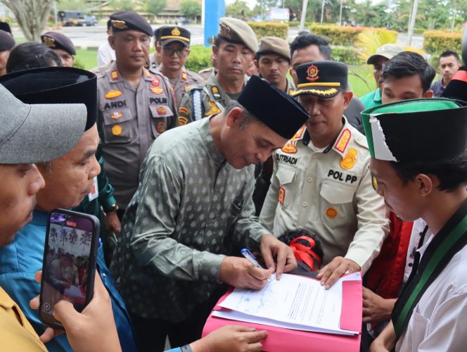 
 Bupati Inhil Herman Turun Langsung Tanggapi Aksi Mahasiswa Terkait Kerusakan Kebun