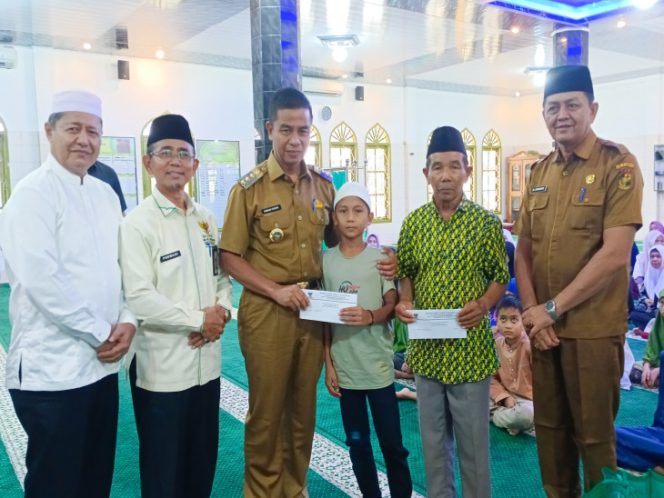 
 Bupati Kampar Ahmad Yuzar Serahkan Santunan untuk Anak Yatim dan Du’afa di Pendopo Komplek Rumah Dinas Bupati