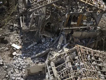Sirene peringatan langsung berbunyi di sejumlah kota besar seperti Tel Aviv, Haifa, Nes Ziona, dan Rishon Lezion, disusul ledakan yang mengguncang wilayah pusat dan utara Israel. (AP/Oded Balilty)