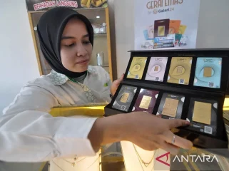 Ilustrasi - Pegawai menata kepingan emas yang dijual di Kantor Pegadaian Cabang di Kota Bengkulu, Provinsi Bengkulu. ANTARA FOTO/Muhammad Izfaldi/tom/am.