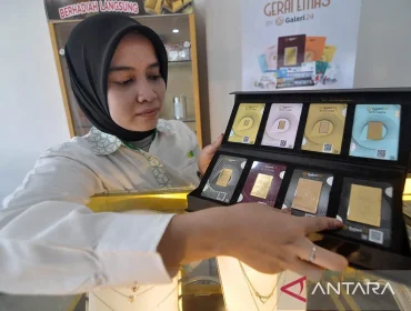 Ilustrasi - Pegawai menata kepingan emas yang dijual di Kantor Pegadaian Cabang di Kota Bengkulu, Provinsi Bengkulu. ANTARA FOTO/Muhammad Izfaldi/tom/am.