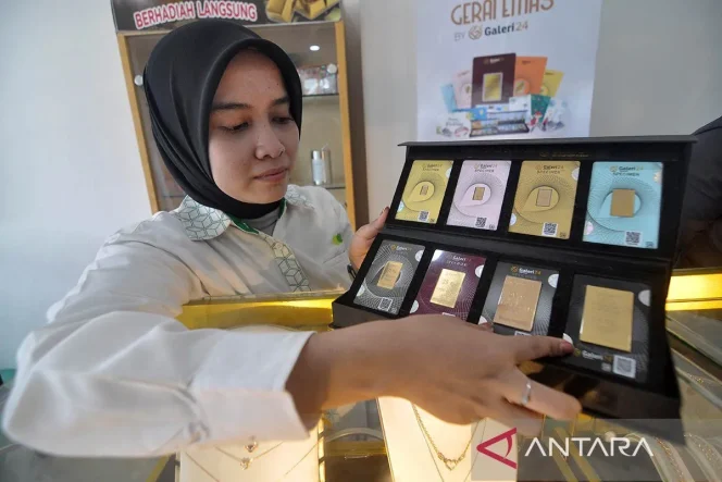 
 Ilustrasi - Pegawai menata kepingan emas yang dijual di Kantor Pegadaian Cabang di Kota Bengkulu, Provinsi Bengkulu. ANTARA FOTO/Muhammad Izfaldi/tom/am.