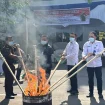 Kejari Pekanbaru saat pemusnahan barang bukti dari 881 perkara (ANTARA/Ho-Kejari Pekanbaru)