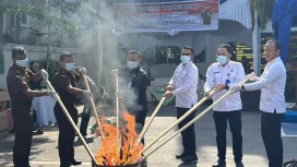 Kejari Pekanbaru saat pemusnahan barang bukti dari 881 perkara (ANTARA/Ho-Kejari Pekanbaru)