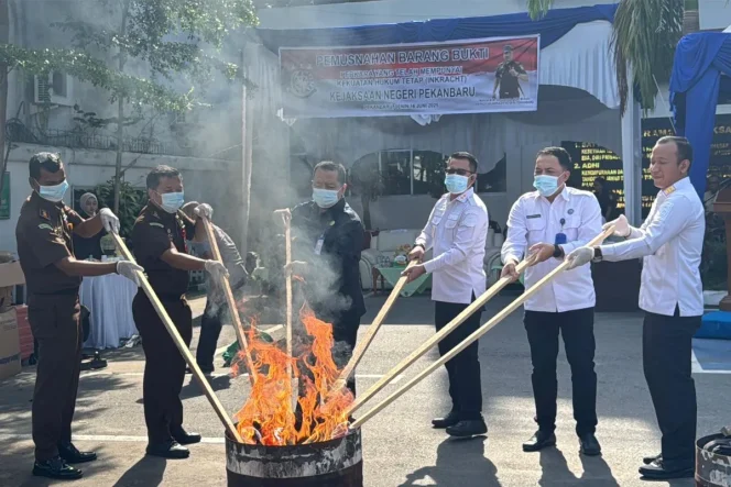 
 Kejari Pekanbaru saat pemusnahan barang bukti dari 881 perkara (ANTARA/Ho-Kejari Pekanbaru)