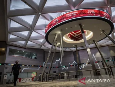Ilustrasi - Pekerja melintas di depan layar digital yang menampilkan pergerakan Indeks Harga Saham Gabungan (IHSG) di Bursa Efek Indonesia (BEI), Jakarta. ANTARA FOTO/Bayu Pratama S/nz/am.
