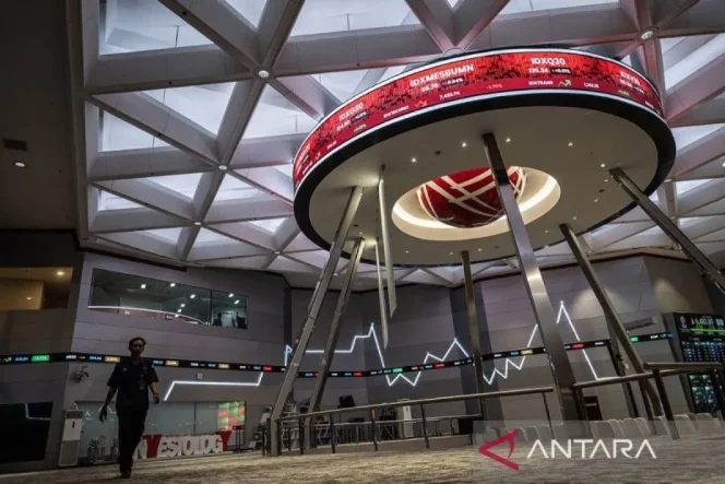 
 Ilustrasi - Pekerja melintas di depan layar digital yang menampilkan pergerakan Indeks Harga Saham Gabungan (IHSG) di Bursa Efek Indonesia (BEI), Jakarta. ANTARA FOTO/Bayu Pratama S/nz/am.