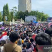 Ribuan masyarakat Pelalawan yang memadati Kantor Gubernur Riau (ANTARA/Annisa Firdausi)