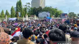 Ribuan masyarakat Pelalawan yang memadati Kantor Gubernur Riau (ANTARA/Annisa Firdausi)