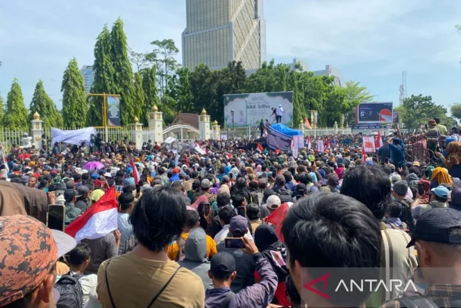 
 Ribuan masyarakat Pelalawan yang memadati Kantor Gubernur Riau (ANTARA/Annisa Firdausi)