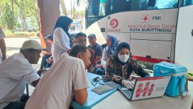 Aksi donor darah para alumni SMP se-Salingka Bukik angkatan 1989-1990 kumpul bareng dalam Musyawarah Besar (Mubes) SSB 89-90.