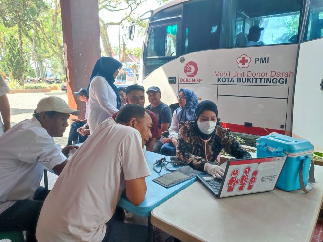 
 Aksi donor darah para alumni SMP se-Salingka Bukik angkatan 1989-1990 kumpul bareng dalam Musyawarah Besar (Mubes) SSB 89-90.